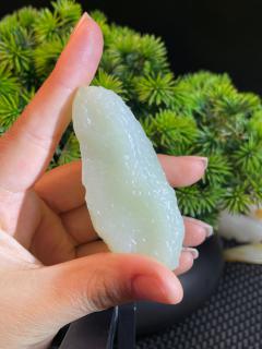 钻石是外在的闪耀,像舞台的追光;翡翠是夺目的艳丽,像青春的盛放.而和