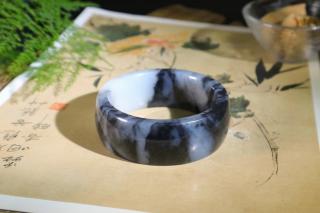 新疆和田玉青花籽料轮胎镯,墨色晕染流淌,浓郁醇