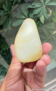 新疆和田玉籽料原石,220克,白度一级白,黄白种暖白色的料子,脂粉足,细