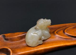 老和田玉卧牛挂件,(家有卧牛吃穿不愁),雕工精湛,刀法犀利,五官清楚