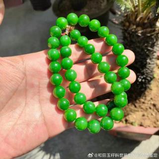 收藏款和田玉碧玉项链,老料艳阳绿卡12mm,颜色浓郁艳丽,质地干净细腻