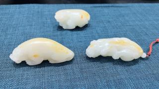 新疆和田玉籽料貔貅手把件,大开门一级白,黄白种暖调,洒金皮真皮真色